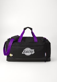 Zwarte Los Angeles Lakers sporttas met paarse handvatten en schouderband, met NBA- en teamlogo's op het voorvak.