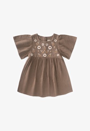 Brun kjole til tumling med korte pufærmer og hvid og beige blomsterbroderi på brystet, strammet talje og tekstureret stof.