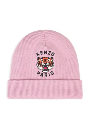 Bonnet en maille côtelée rose clair avec revers plié présentant une tête de tigre rugissante brodée et le texte "Kenzo Paris" sur le devant.