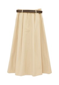 Falda midi beige de corte en línea A con pliegues y un cinturón marrón oscuro en la cintura, mostrada sobre un fondo blanco.