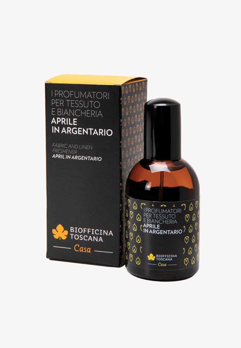 Bottiglia di vetro ambrato scuro con un'etichetta nera che presenta motivi gialli, accompagnata da una scatola nera con testo bianco e arancione.