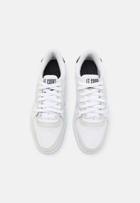 Sneakers bianchi con tomaia in pelle liscia, dettagli in suede grigio, lacci piatti, punte perforate e interno nero.