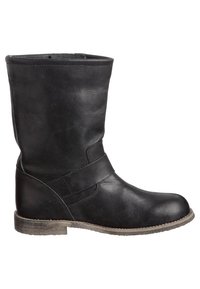 Bottine en cuir noir avec un embout légèrement arrondi, une tige de hauteur intermédiaire et un détail de sangle enroulé. Semelle robuste avec une finition texturée.