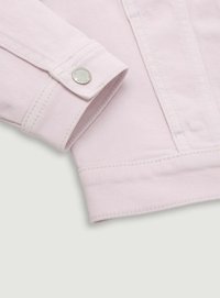 Jasnoróżowy denimmowy mankiet kurtki z klasycznym srebrnym guzikiem, wyraźnym przeszyciem i miękką fakturą, w minimalistycznym designie oraz dopasowanym kroju.