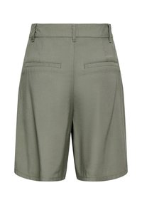 Shorts vert olive longueur genoux avec passants de ceinture et deux poches passepoilées à l'arrière, confectionnés en tissu lisse.