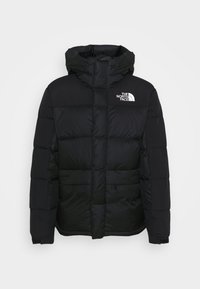 Chaqueta puffer negra con capucha, que presenta un diseño acolchado y el logo de The North Face en el pecho. Fabricada con material aislante.