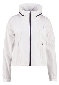 Biała lekka kurtka z wysokim kołnierzem, przednim zamkiem błyskawicznym, zapinanymi na zamek bocznymi kieszeniami, elastycznymi mankietami i małym logo Under Armour na klatce piersiowej.