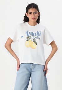 Hvid bomulds T-shirt med blå tekst "Amalfi Coast" og et citronmotiv med grønne blade. Korte ærmer, afslappet pasform og rund hals.