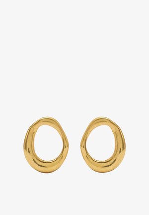 Kolczyki z metalu o złotym odcieniu, o organicznym, owalnym kształcie z gładkim, polerowanym wykończeniem i subtelną krzywizną.
