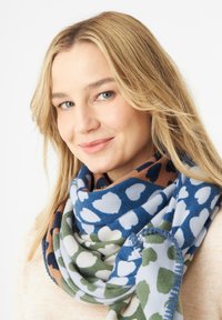 Gebreide sjaal met een veelkleurig patroon van harten in blauw, groen en bruin. Zachte textuur met een gestikt randdetail.