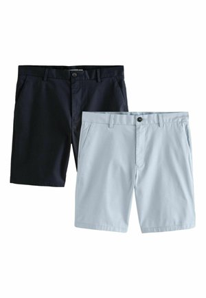To par mænds skræddersyede shorts, den ene i marineblå og den anden i lysegrå, begge med bæltestropper, frontknapper og sidelommer.