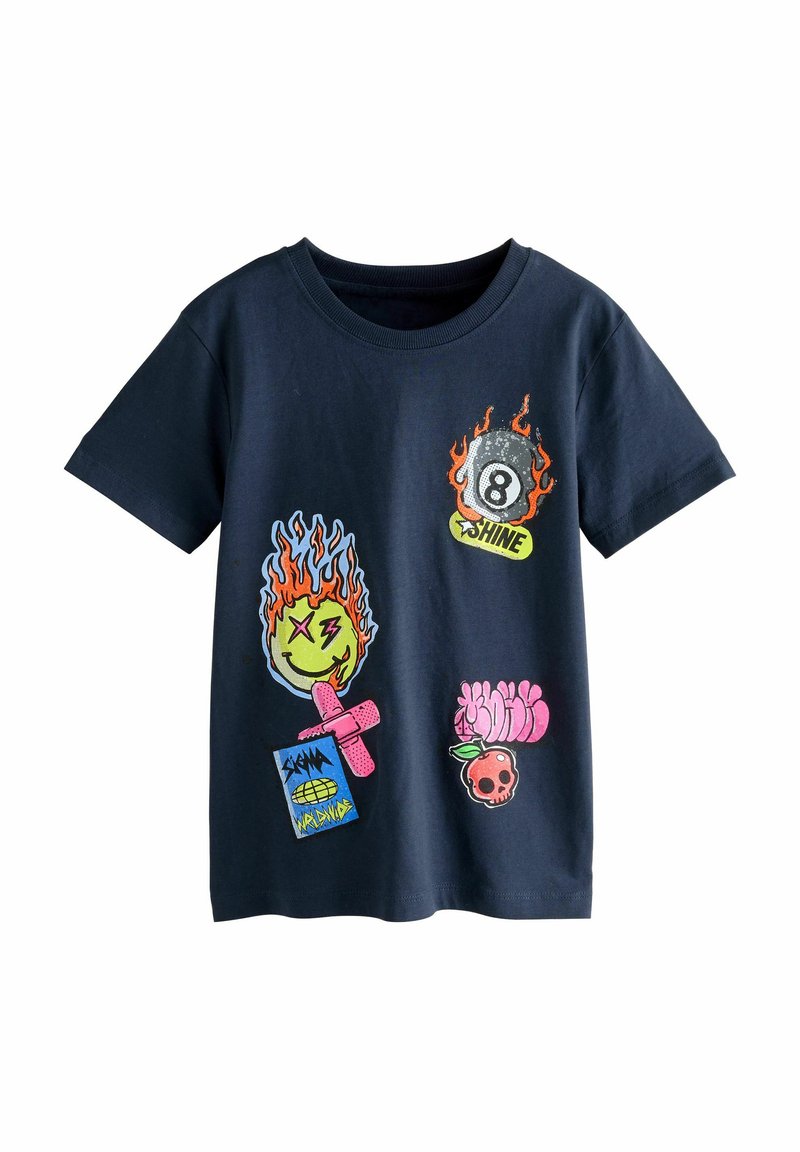 Camiseta de algodón azul marino con diversos parches impresos coloridos, que incluyen llamas, una cara sonriente y motivos florales. Diseño de manga corta y cuello redondo.