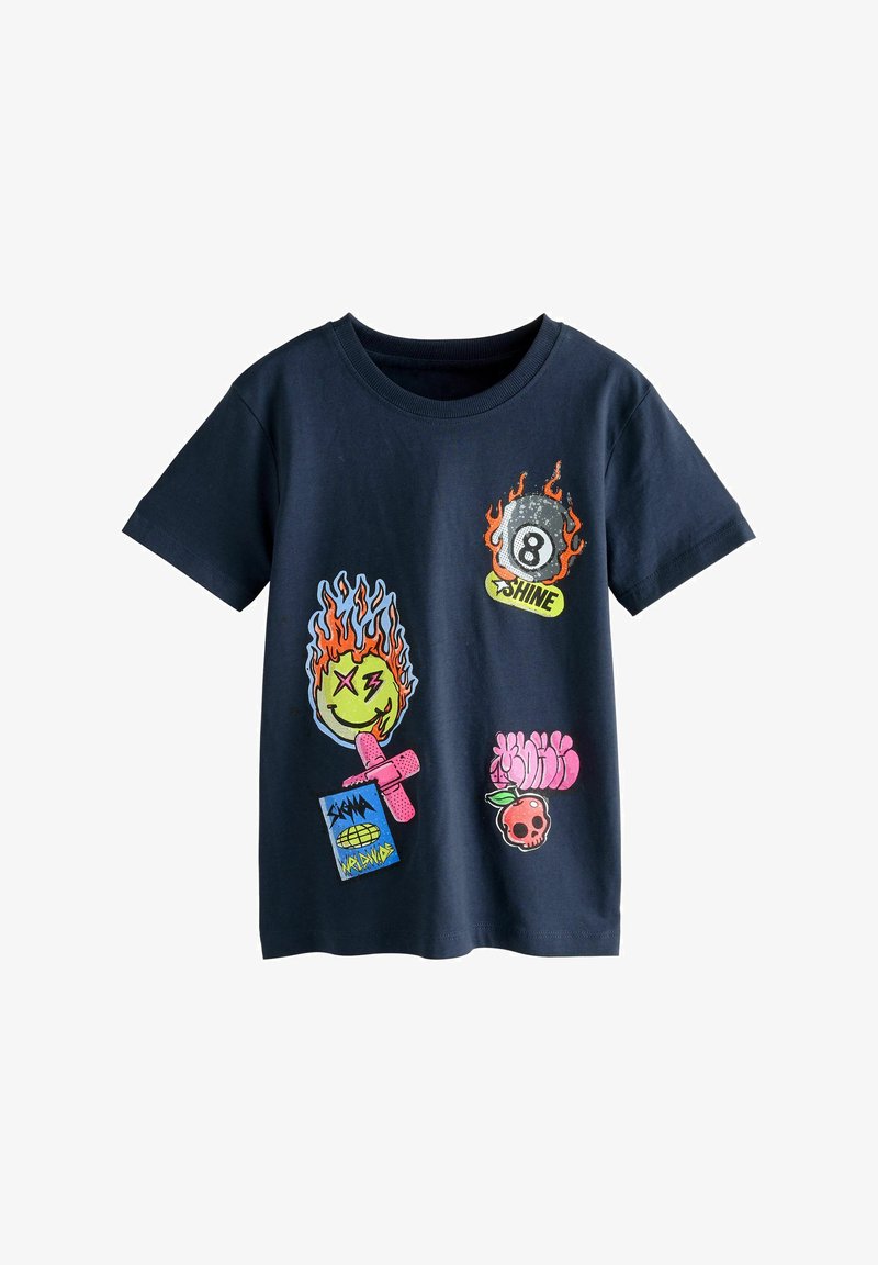 Camiseta de algodón azul marino con diversos parches impresos coloridos, que incluyen llamas, una cara sonriente y motivos florales. Diseño de manga corta y cuello redondo.