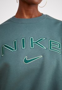 Nike Sportswear LOGO CREW - Ikdienas džemperis - vintage green/jade horizon