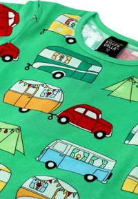 Vihreä puuvillapaita, jossa on kuvio värikkäistä vintage-autoista ja -karavaaneista, sekä teltoista ja koriste-nauhoista.