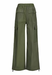 Olivgröna cargobyxor med bred passform, ett elastiskt midjeband, flera fram- och sidfickor samt en mjuk yta.