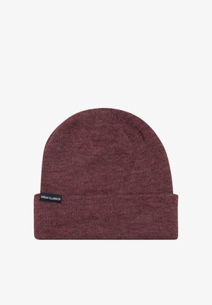 Bordeauxrode beanie gemaakt van gebreid materiaal, met een omgeslagen rand en een klein zwart label met "Urban Classics" aan de zijkant.
