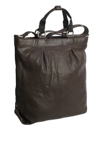 Bruine leren tote bag met een textuur oppervlak, dubbele handvatten aan de bovenkant en een minimalistisch ontwerp. Inclusief metalen accenten en een geplooide voorkant.