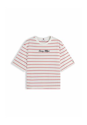 Hvid T-shirt med korte ærmer med tynde røde vandrette striber og "Tommy Hilfiger"-logo broderet i sort på brystet.
