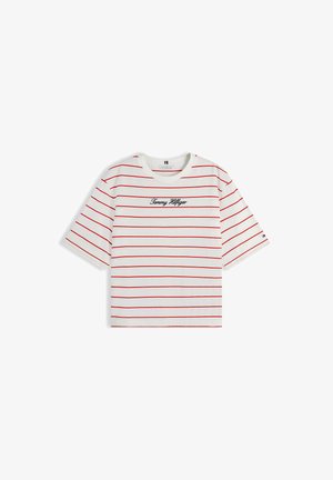Hvid T-shirt med korte ærmer med tynde røde vandrette striber og "Tommy Hilfiger"-logo broderet i sort på brystet.