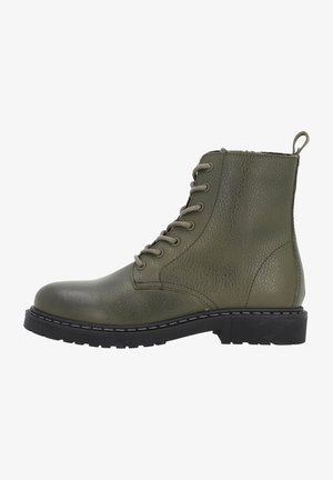 Bottine en cuir vert olive à lacets avec finition texturée, semelle en caoutchouc noire et languette à l'arrière.