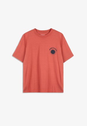 T-shirt a maniche corte color corallo realizzato in tessuto morbido, con una grafica blu navy raffigurante un sole e un testo sull'area sinistra del petto. Vestibilità standard.