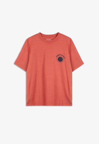 Kortärmad korallfärgad T-shirt i mjukt tyg med en marinblå grafik med sol och text på vänster bröstområde. Standard passform.