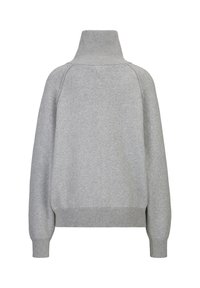 Grijze oversized trui met een hoge geribbelde kraag, lange mouwen en een textuurrijke gebreide afwerking. Voorzien van geribbelde manchetten en een geribbelde onderkant.