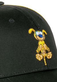 Casquette noire avec des coutures jaunes mettant en avant un personnage de dessin animé brodé dans des teintes de jaune et de bleu, représentant un design ludique et anthropomorphe.
