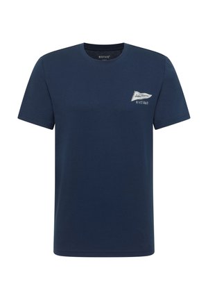 Navyblaues T-Shirt mit kurzen Ärmeln und Rundhalsausschnitt mit kleinem weißen „Jeans Company Mustang“-Logo auf der linken Brust.