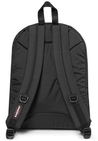 Sac à dos en nylon noir avec des bretelles rembourrées, texture lisse et matériel ajustable. Dispose d'une poignée en loop et d'un design minimaliste.