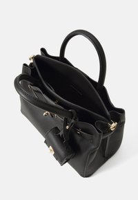 Schwarze strukturierte Ledertasche mit goldfarbenen Beschlägen, zwei Griffen und einem kleinen abnehmbaren Schlüsselanhänger. Der offene Rand zeigt ein geräumiges Innenfach.