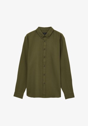 Camicia a maniche lunghe verde oliva con collo a camicia, chiusura frontale con bottoni, tessuto testurizzato e bottoni scuri.