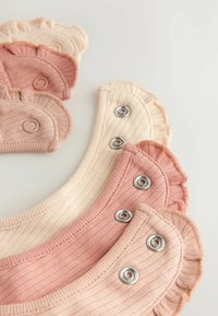 Geribbelde stofkragen in zachte pasteltinten: roze, crème en perzik met gegolfde randen en drukknoopsluitingen. Gladde textuur, 3 zichtbare kragen.