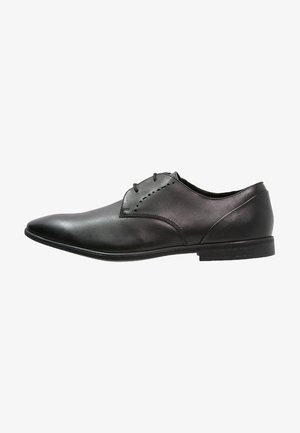 Clarks, Derbies & Richelieus - black