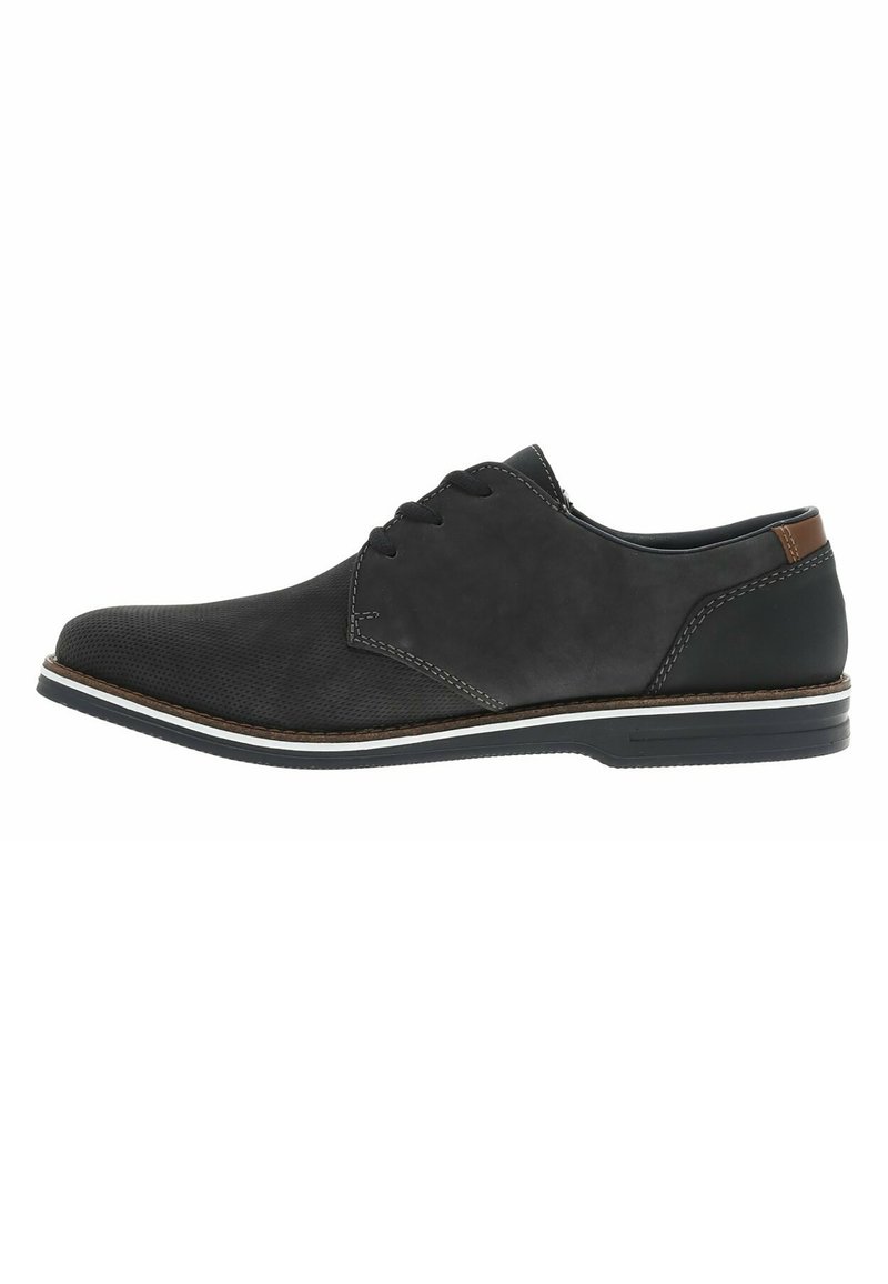Zapato negro de cuero con cordones y un acabado texturizado, costuras blancas y un acento marrón en el talón. Diseño de suela de perfil bajo.