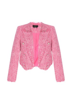 Bijgesneden roze tweedblazer met rafelige randen, zilveren knopen en een gladde roze voering, weergegeven op een witte achtergrond.