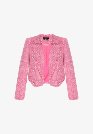 Blazer in tweed rosa ritagliato con bordi sfrangiati, bottoni d'argento e fodera interna liscia rosa, mostrato su sfondo bianco.