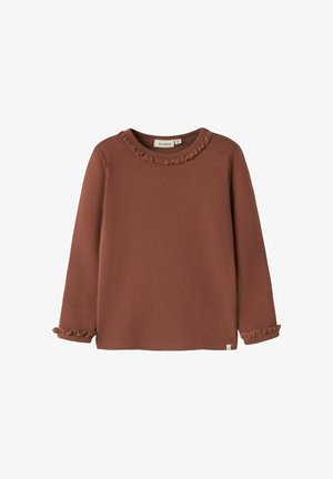 Camisa marrón de manga larga con cuello redondo y adorno de volantes en el cuello y los puños, colocada en plano sobre fondo blanco.