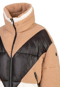 Pufferjack met een tan faux shearling lijf, zwarte glanzende panelen en witte accenten. Hoge kraag met ritssluiting en zijzakken.