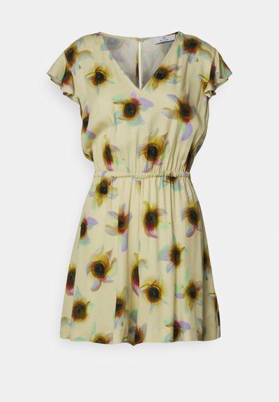 Robe florale en tissu jaune avec un décolleté en V, des manches courtes volantées et une taille élastique. Motif de tournesols multicolores sur l'ensemble.