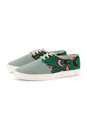 Zapatillas bajas con cordones, parte delantera verde claro y tela con estampado vibrante en verde, rosa y burdeos en los costados, suela blanca.
