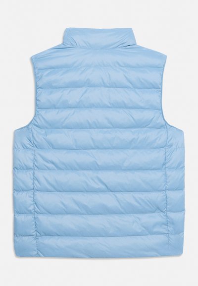 Ανοιχτό γαλάζιο αμάνικο καπιτονέ μπουφάν με οριζόντιες ραφές και όρθιο γιακά, εμφανίζεται από πίσω σε λευκό φόντο.