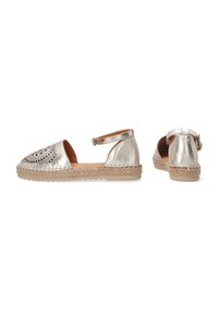 Metalické stříbrné espadrilky s výřezy, kotníkovým páskem a tkanou juteovou podešví. Mají plochý podpatek a kulatou špičku.