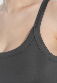 Top nero senza maniche con scollatura arrotondata e spalline larghe, realizzato in tessuto morbido ed elasticizzato con cuciture piatte per il massimo comfort.