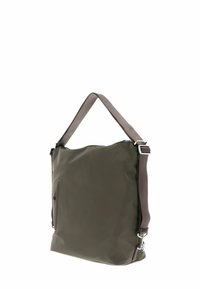 Sac en tissu imperméable vert foncé, de forme plate, avec une sangle réglable marron, quincaillerie argentée et une poche zippée sur le côté.