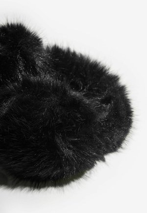 Czarne sztuczne futro w kształcie zaokrąglonych nauszników o gęstej, miękkiej fakturze. Posiada błyszczące wątki dla dodatkowego efektu wizualnego.