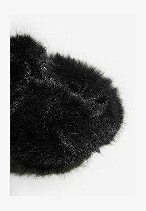Fekete műszőrme fülmelegítő, sűrű, puha textúrával és lekerekített formával. Fényes szálakkal készült, hogy további vizuális részleteket adjon.