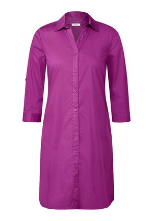 Fuchsia knäppklänning med krage, trekvartsärmar och en slät yta. Har dekorativ axelsöm.
