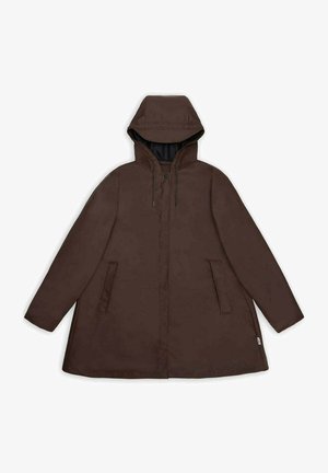 Bruine gewatteerde winterjas met voorzakken, lange mouwen en trekkoorden op de capuchon, plat weergegeven op een witte achtergrond.